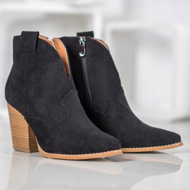Bottes de cowboy en daim sur le pilier le noir 3