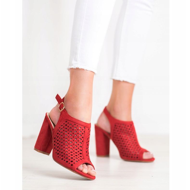 Weide Sandales Ajourées Sur Un Bar rouge 2