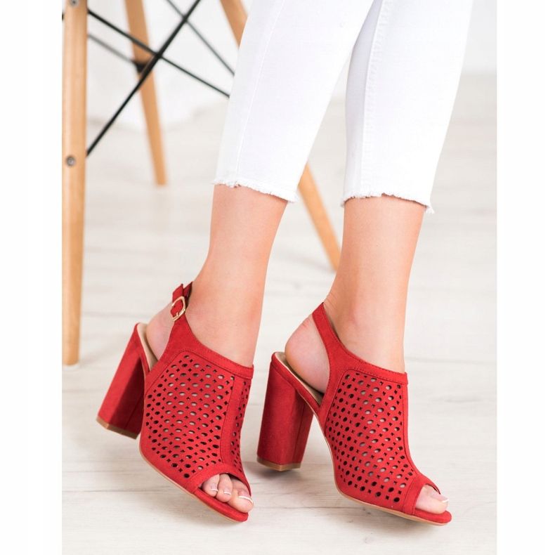Weide Sandales Ajourées Sur Un Bar rouge 1