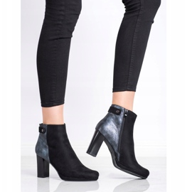 M.Daszyński Bottes sur un poteau le noir 4