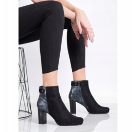 M.Daszyński Bottes sur un poteau le noir 2
