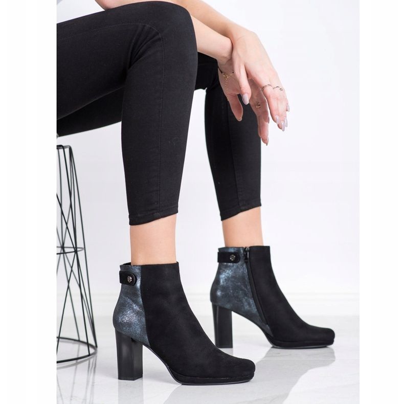 M.Daszyński Bottes sur un poteau noir 2