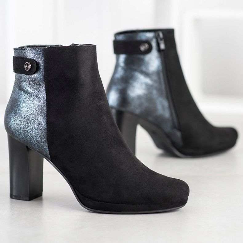 M.Daszyński Bottes sur un poteau le noir 1