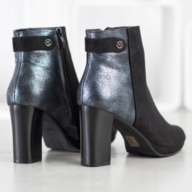 M.Daszyński Bottes sur un poteau le noir 3