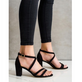 Goodin sandales sur un bar noir 1