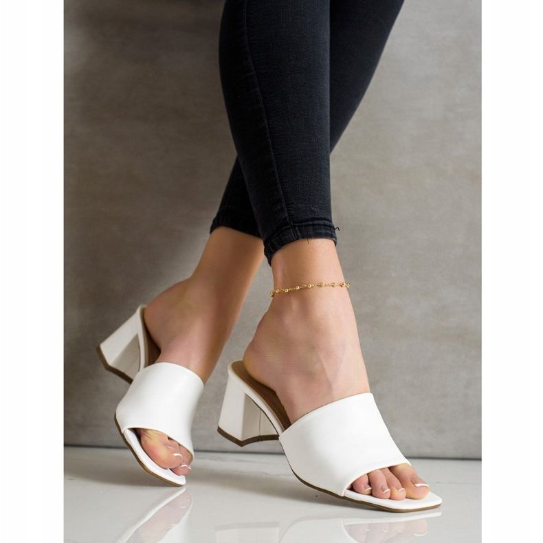 SHELOVET Pantoufles blanches classiques sur un bar 2