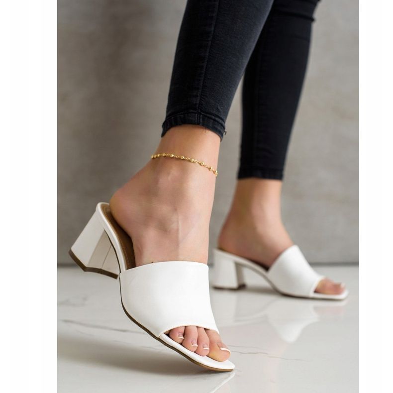 SHELOVET Pantoufles blanches classiques sur un bar 1