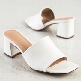 SHELOVET Pantoufles blanches classiques sur un bar 3
