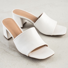 SHELOVET Pantoufles blanches classiques sur un bar 4