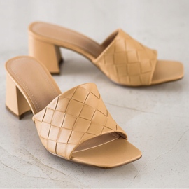 SHELOVET Tongs beiges matelassées 1 SHELOVET Tongs beiges matelassées 1