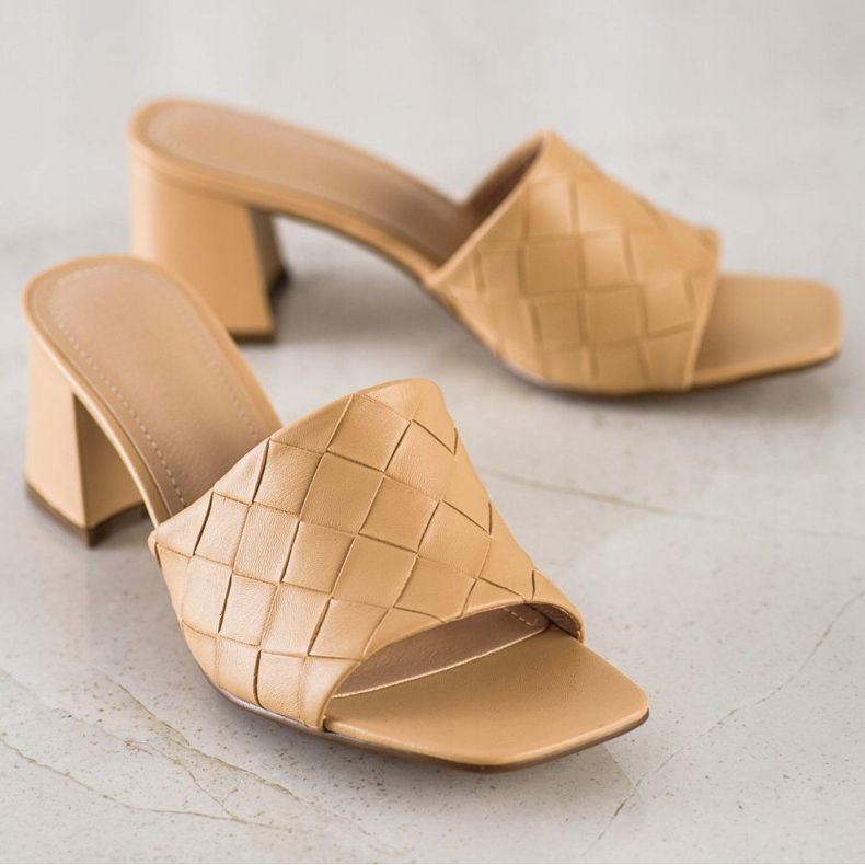 SHELOVET Tongs beiges matelassées 1 SHELOVET Tongs beiges matelassées 1