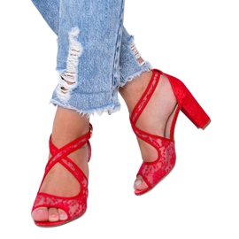 Sandales en dentelle rouge sur le poste Beth 1