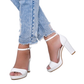 Sandales blanches sur tige à motif cuir Black Rose 1 Sandales blanches sur tige à motif cuir Black Rose 1