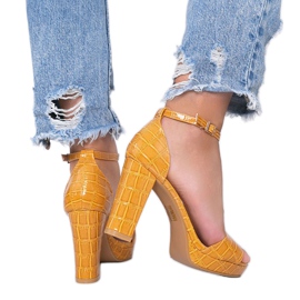 Sandales moutarde sur tige avec motif cuir Black Rose jaune 2