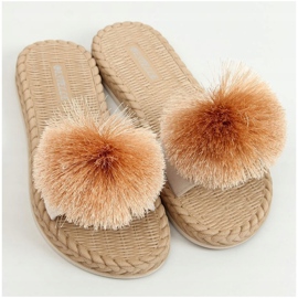Chaussons beiges à pompon S-410 Beige 1 Chaussons beiges à pompon S-410 Beige 1