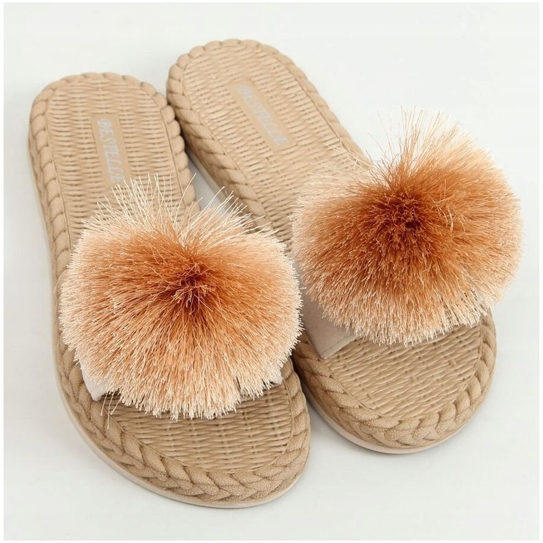 Chaussons beiges à pompon S-410 Beige 1 Chaussons beiges à pompon S-410 Beige 1