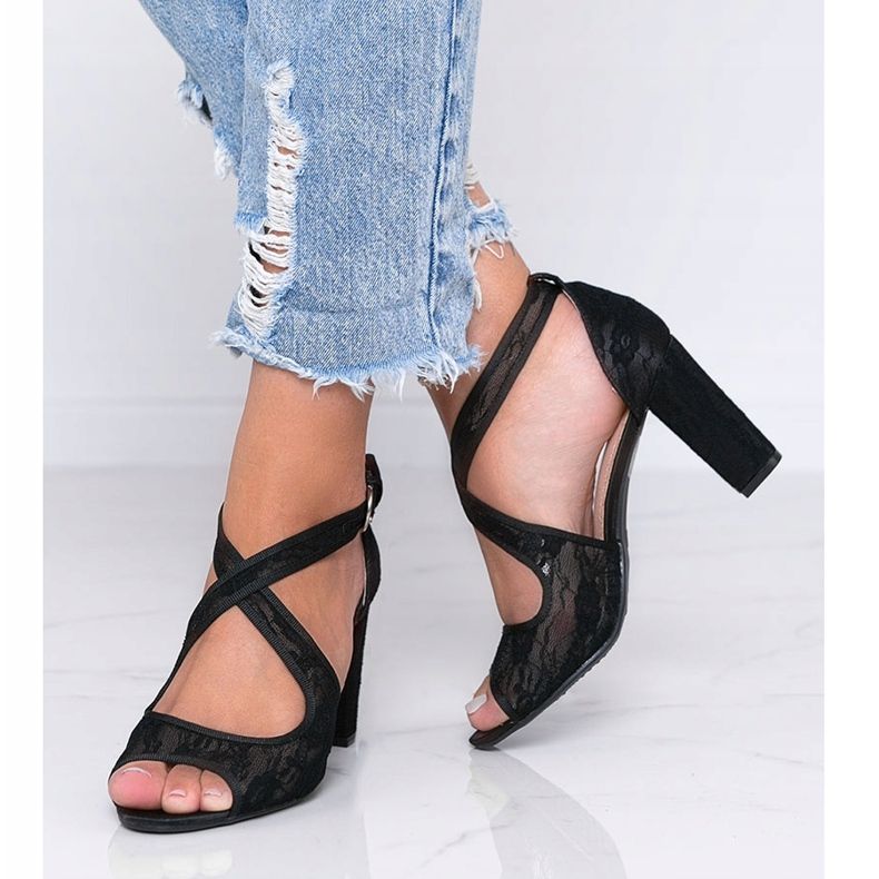 Sandales en dentelle noire sur le post Beth 1