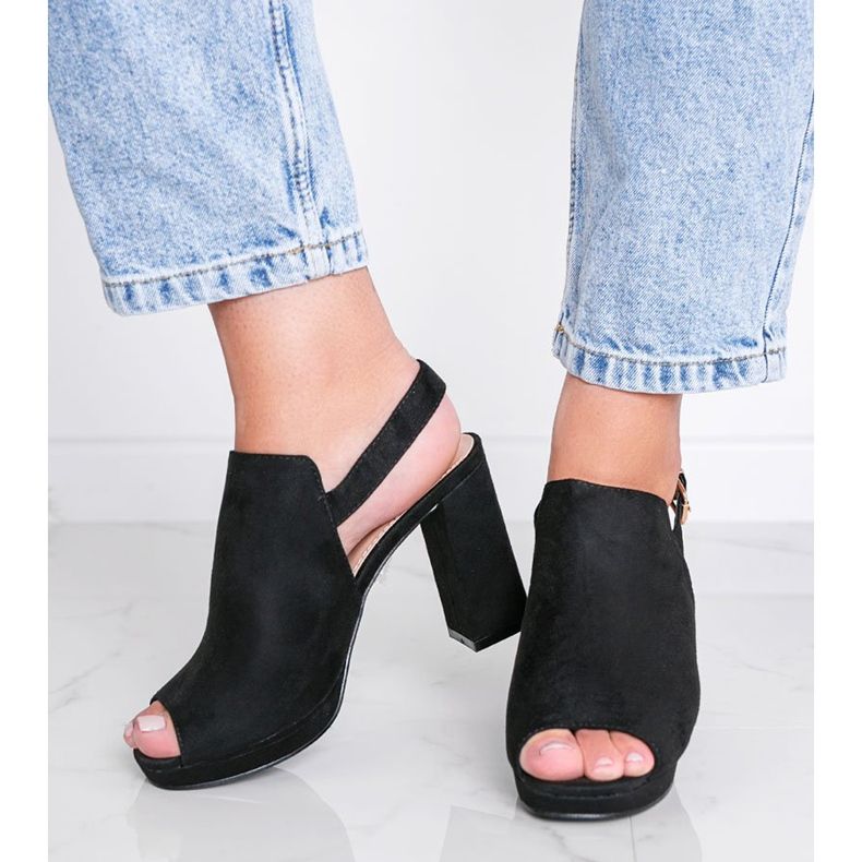 Sandales noires sur un poste de souteneur 1