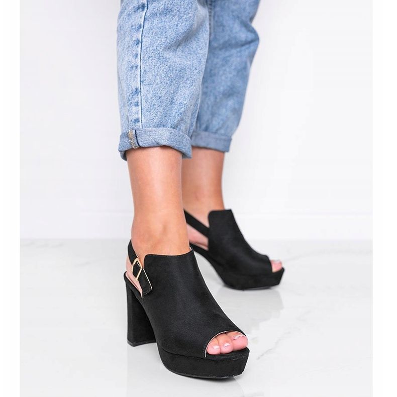 Sandales noires sur le poste de Lordly le noir 1