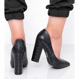 Escarpins noirs sur un montant avec un motif peau de serpent This Way le noir 2