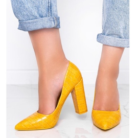 BM Escarpins moutarde sur un motif peau de serpent This Way jaune 1