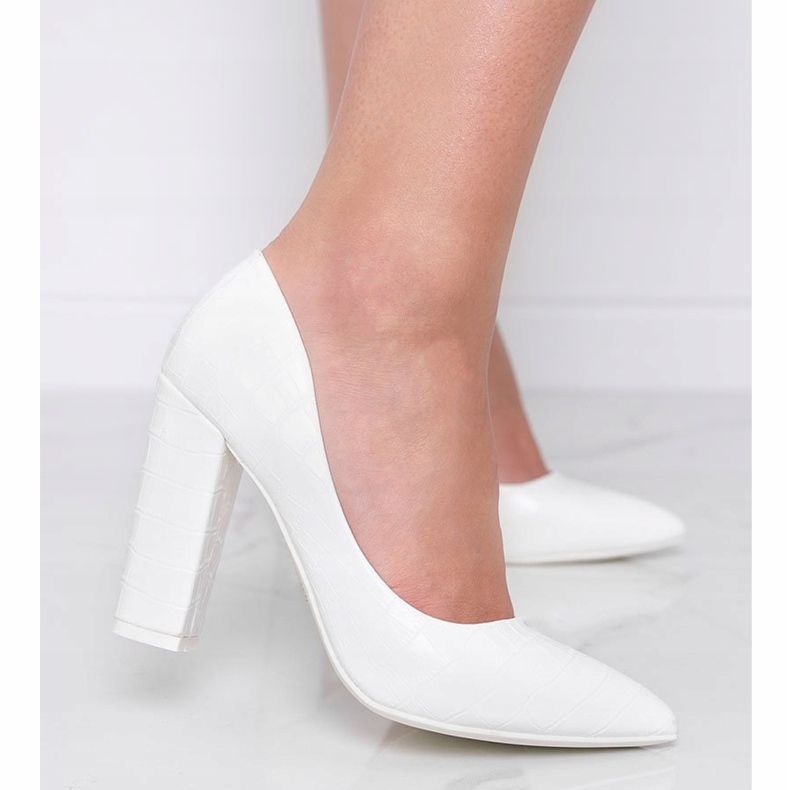 Escarpins blancs sur un montant avec un motif de peau de serpent This Way blanche 1