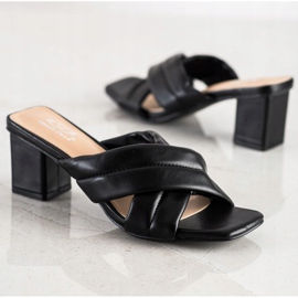 Small Swan Pantoufles élégantes en cuir écologique le noir 1 Small Swan Pantoufles élégantes en cuir écologique le noir 1