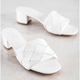 Small Swan Pantoufles Matelassées Sur Un Poteau blanche 1 Small Swan Pantoufles Matelassées Sur Un Poteau blanche 1