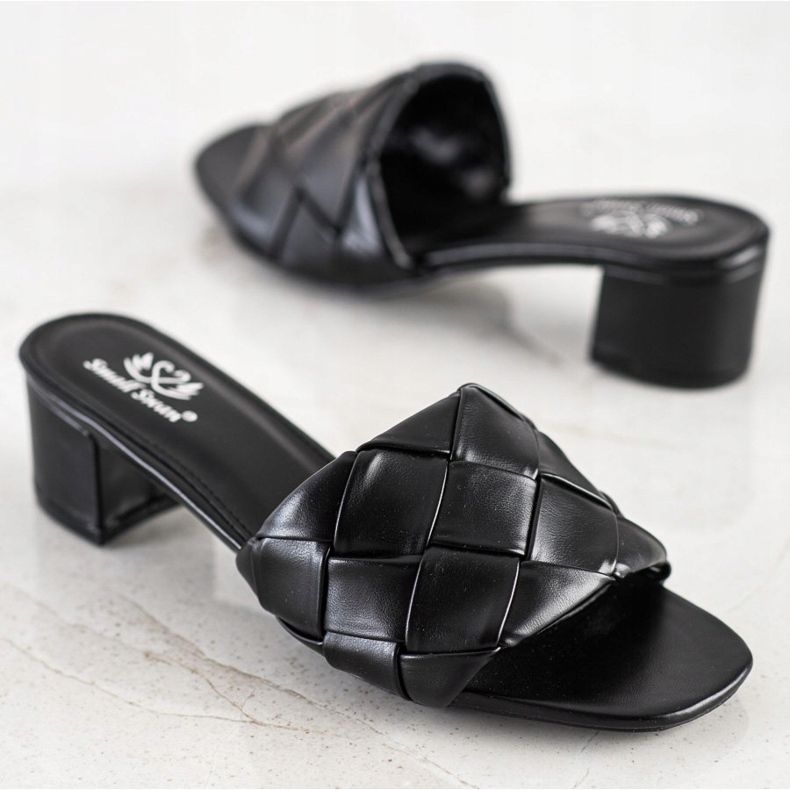 Small Swan Pantoufles Matelassées Sur Un Poteau noir 1