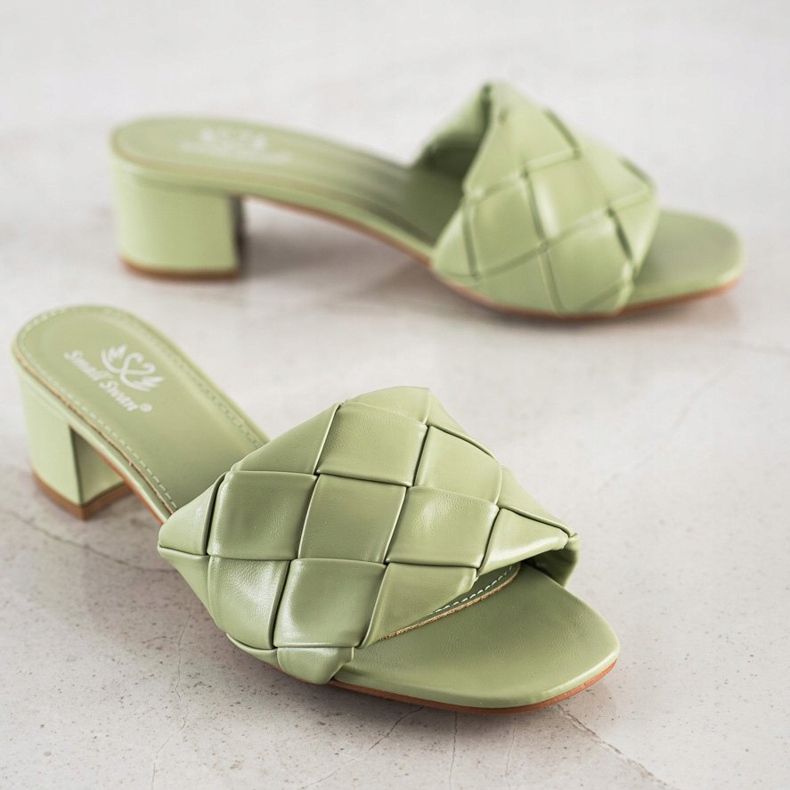 Small Swan Pantoufles Matelassées Sur Un Poteau vert 1