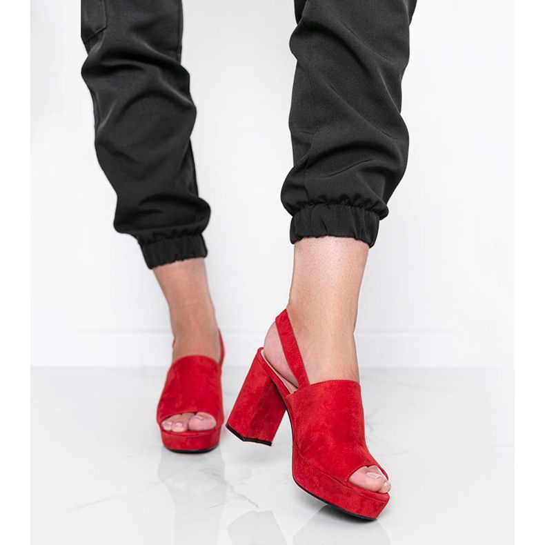 Les sandales rouges de Chikie sur le poteau 1