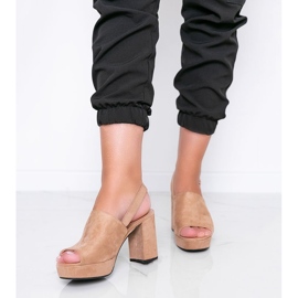 Sandales beiges sur un post Chikie 1