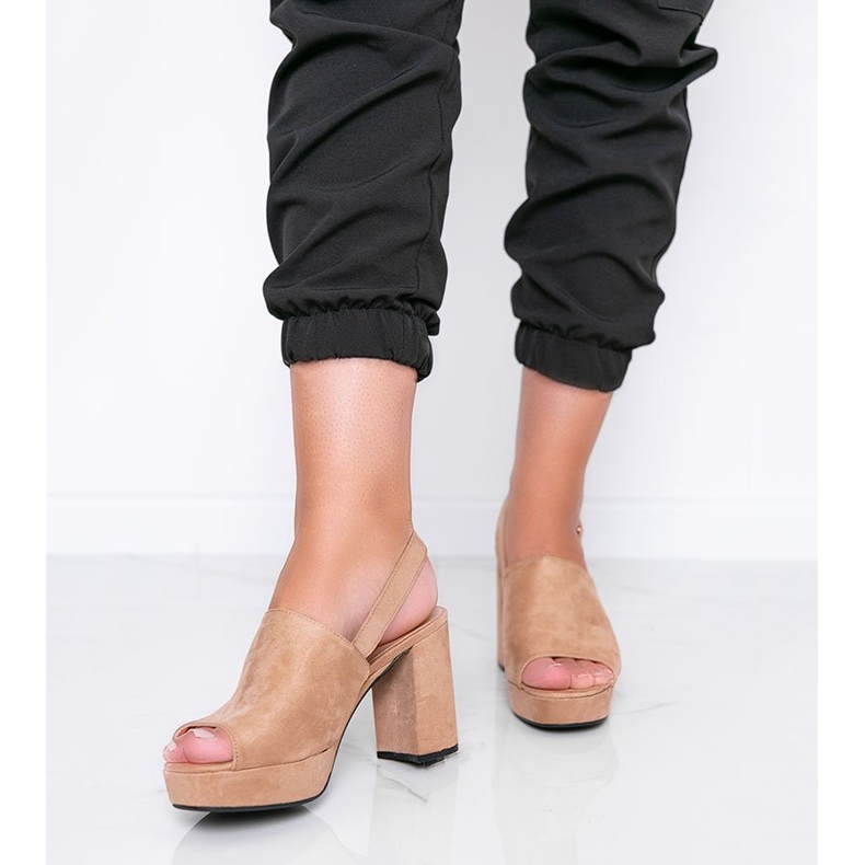 Sandales beiges sur un post Chikie 1