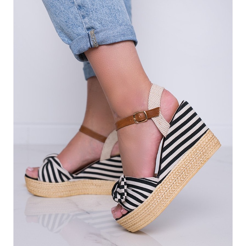 Sandales compensées noires et blanches à nœud Holiday Vibes le noir 1