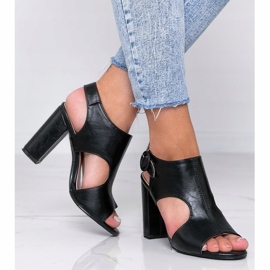 Sandales noires sur un poste Candy Style le noir 1