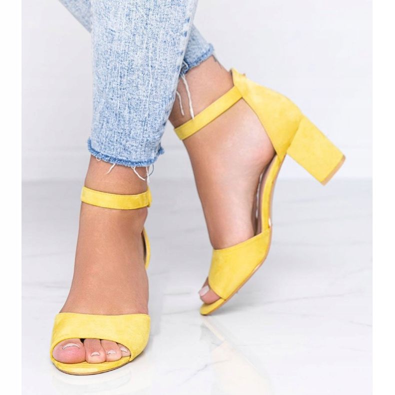 Sandales jaunes sur le poteau Mare Mare 1