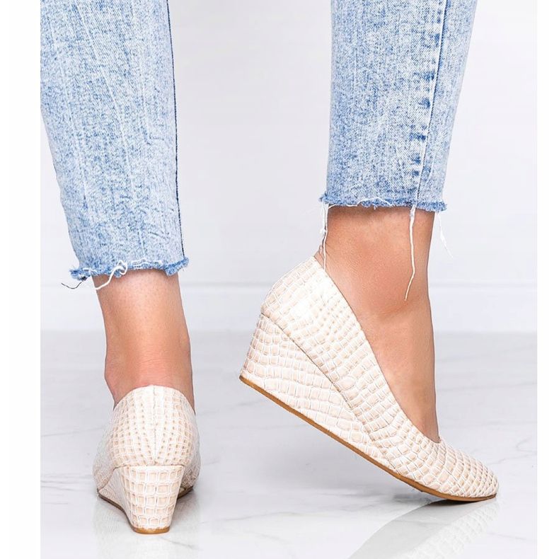 Escarpins beiges à motif peau de crocodile sur le talon compensé Wildlife 1