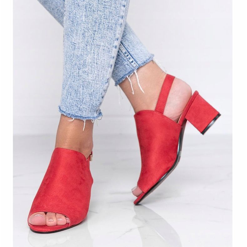 Sandales rouges sur un poteau avec une tige Blubbery 1