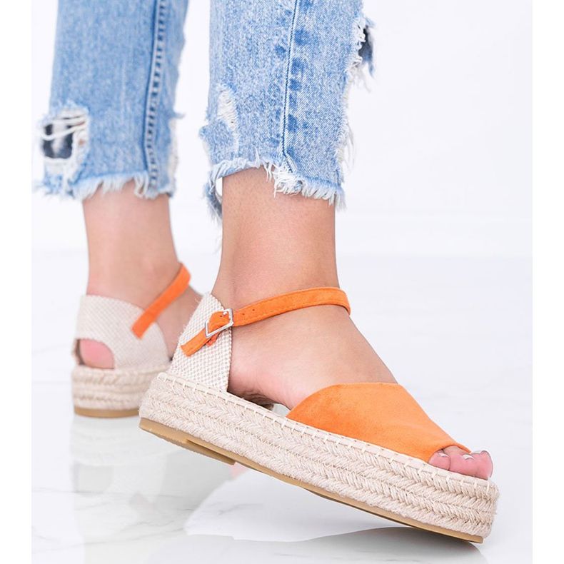 Sandales orange sur la plateforme Pearl River 1