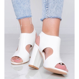 Sandales blanches sur un poste Candy Style 1