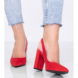 Escarpins rouges sur le poste Pho 1
