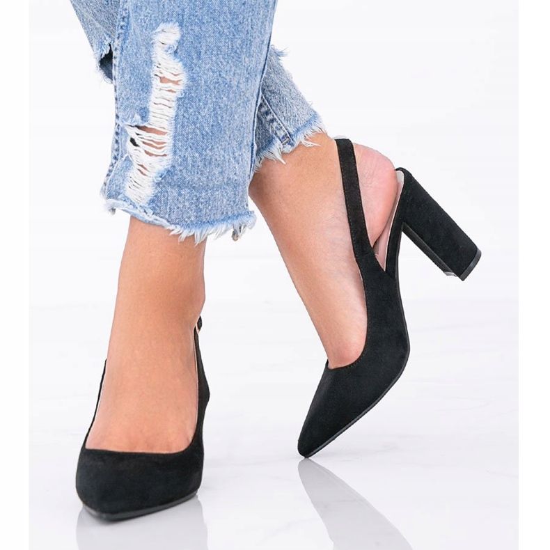 Escarpins noirs sur le poteau Pho le noir 1