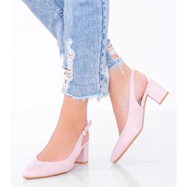 Escarpins beiges sur le poteau Petty 1