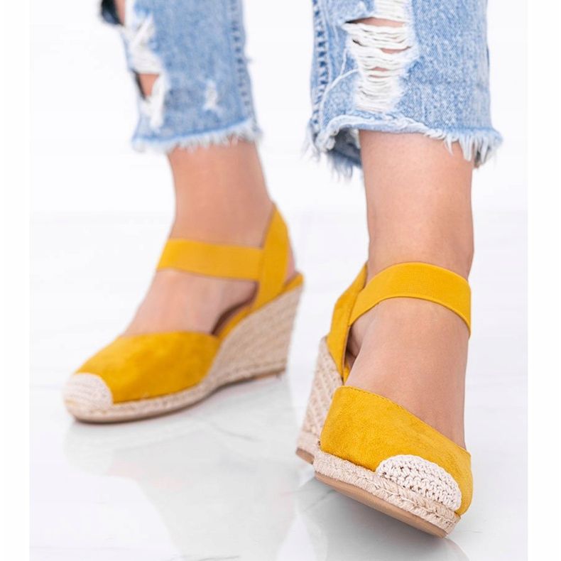 Espadrilles jaunes sur le coin de Louise 2
