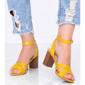Sandales moutarde sur le poste de Phoebo jaune 1