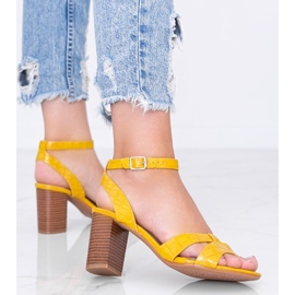 Sandales moutarde sur le poste de Phoebo jaune 2