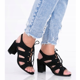 Sandales noires à lacets sur le post Isabella 1