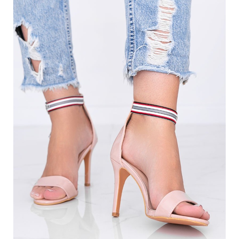 Sandales beiges sur un stiletto de Michel 1