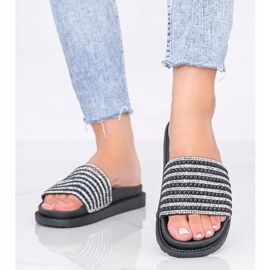 Chaussons noirs richement décorés par Trisha le noir 1