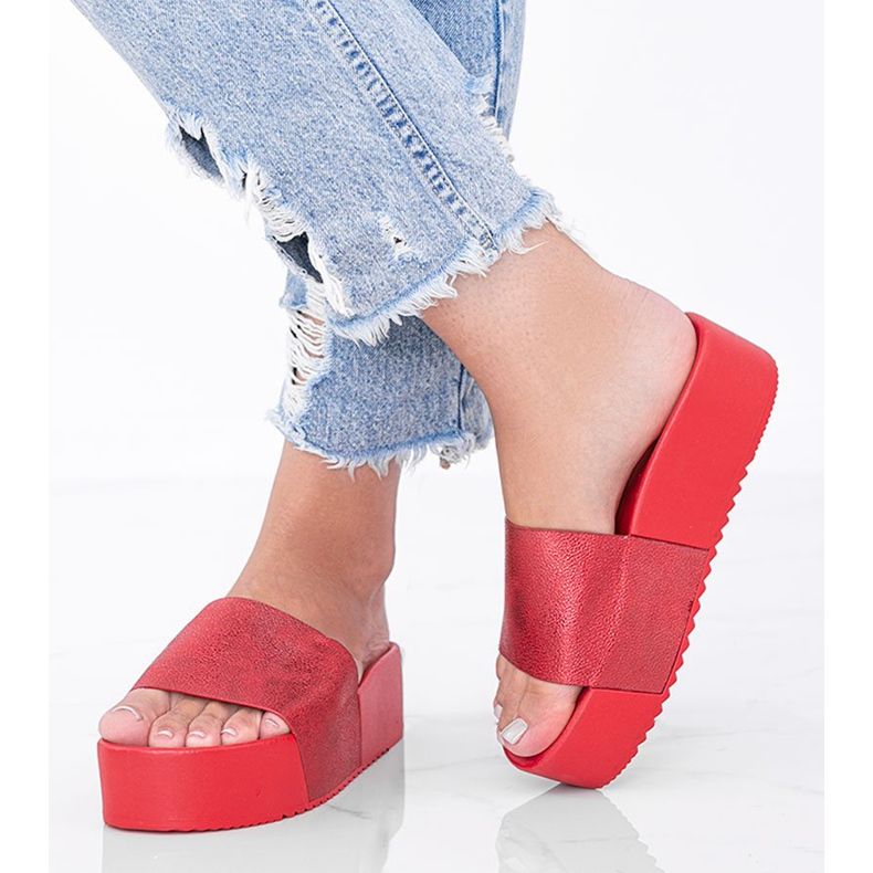 Tongs rouges sur semelle épaisse Crysta 1